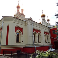 Храм иконы Божией Матери Всех скорбящих Радость на ул. Нестерова. 2. Вид со стороны сквера.