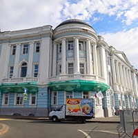 Правления пароходного общества «Волга» на Верхне-Волжской набережной, 1 постройки  1913–1916 гг. по проекту московских зодчих братьев Весниных в стиле русского неоклассицизма начала XX в. Сейчас - Приволжский исследовательский медицинский университет