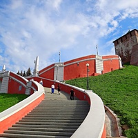 Чкаловская лестница. Лестничный боковой пролёт правого крыла (по подъёму в сторону Кремля) верхней окружности восьмёрки с лестничными маршами, парапетом, балюстрадой и обелисками. Справа - Георгиевская башня Кремля.