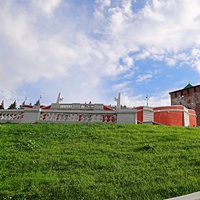 Чкаловская лестница. Балюстрады, верхняя смотровая площадка и Георгиевская башня Кремля за ними.