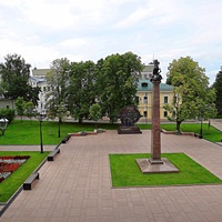 В  Нижег. Кремле. Выставка воен. техники «Горьковчане — фронту». Скульптура «Георгий Победоносец на коне, поражающий змея» (зас. худ. РФ Т. Г. Холуева и арх. В. Д. Васильев). Памятник «Горьковчанам — доблестным труженикам тыла» (скульптор А. Щитов).