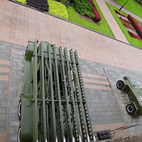 На территории Нижегородского Кремля. Вид с крепостных стен на выставку военной техники «Горьковчане — фронту»: легендарная БМ-13 «Катюша» и бронеавтомобиль БА-64