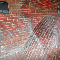 Выступ на стене - винтовая лестница в Кладовой башне Кремля.