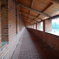 Проход (бывший боевой ход в "пряслах" - участках стен между башнями Нижегородского Кремля) между Дмитриевской и Никольской башнями.