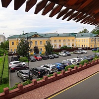 На территории Нижегородского Кремля. Вид с крепостных стен на корпус 10 (слева) - казарму гарнизонного батальона. Здание построено в 1797–1806 годах, по проекту губернского архитектора Я. А. Ананьина в стиле русского классицизма.