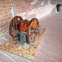 Проход (бывший боевой ход в "пряслах" - участках стен между башнями Нижегородского Кремля). Крупная пищаль на подставке у бойницы в стене между Кладовой и Никольской башнями. "Пищаль глаткая, медная на собаке" («глаткая» – так тогда писали).