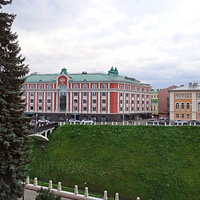 На территории Кремля. Вид с крепостных стен на гостиницу Sheraton Nizhny Novgorod kremlin и ​бывший дом причта Спасо-Преображенского собора 1842-1845 гг. постройки.