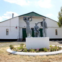 Дом культуры. Памятник труженикам