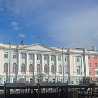 Правления пароходного общества «Волга» на Верхне-Волжской набережной, 1 постройки 1913–1916 гг. по проекту московских зодчих братьев Весниных в стиле русского неоклассицизма начала XX в. Сейчас - Приволжский исследовательский медицинский университет