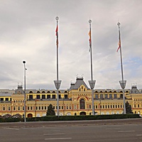 Главный ярмарочный дом Нижегородской ярмарки по ул. Совнаркомовской, 13. Здание построено в 1890г. по проекту Карла Треймана, Александра фон Гогена и Алексея Трамбицкого. Возведено в неорусском стиле.