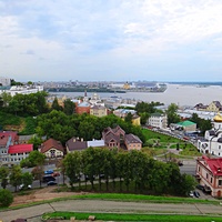 Вид с крепостных стен Кремля у Тайницкой башни на городские постройки. Справа - Казанский храм, перед ним - бывший доходный дом Бугровых, в центре - Ильинский храм, за ним - стрелка Оки и Волги.
