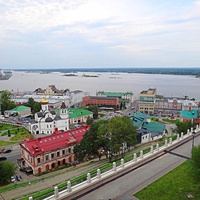 Вид с крепостных стен Кремля у Тайницкой башни на городские постройки. В центре левее - Казанский храм, перед ним - бывший доходный дом Бугровых, за ним - стрелка Оки и Волги.