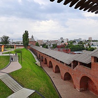 На территории Кремля. Вид с Северной на Тайницкую башню и прясло между ними, вдоль которого слева расположена  галерея Пьетро Франческо. Слева - угол Манежа в Кремле, справа - городская застройка.