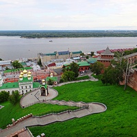 Вид на прибрежную зону и акваторию Волги с Северной башни Нижегородского Кремля. В центре - звонница с набатным колоколом, за ней  - храм Рождества Иоанна Предтечи, справа - Ивановская башня.