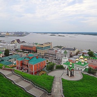 Вид на городскую застройку, стрелку Оки и Волги с Северной башни Кремля. В центре - звонница с набатным колоколом, за ней  - храм Рождества Иоанна Предтечи, правее - часовня Святого благов. князя Александра Невского, слева - Бугровская ночлежка.