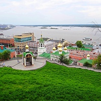 Вид на городскую застройку, стрелку Оки и Волги с Северной башни Кремля. В центре - звонница с набатным колоколом, за ней  - храм Рождества Иоанна Предтечи, правее - часовня Святого благов. князя Александра Невского, слева - Бугровская ночлежка.