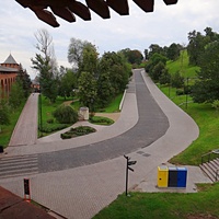 На территории Кремля. Вид с Ивановской башни на тротуар вдоль прясла к Белой башне и дорогу в Мининском саду.