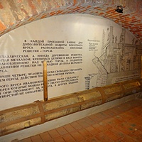 На территории Кремля. Схема защиты ворот Ивановской башни. Она состояла из подъемного моста, трех створчатых ворот и двух опускных решеток-герс. Реконструкция вала, с помощь которого поднималась одна из герс.