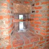 Узкая малая бойница в стене около Ивановской башни Нижегородского кремля для стрельбы из лука, самострела, пищали