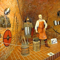 Экспозиция в воротном ярусе Ивановской башни Кремля "Подвиг народного единства". Фрагменты кузницы, где кузнецы интенсивно работали для обеспечения воинов обмундированием.