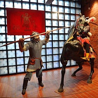 Экспозиция в воротном ярусе Ивановской башни Кремля "Подвиг народного единства". Реконструкция единоборства дворянина ополченца с гусаром войска гетмана Ходкевича.