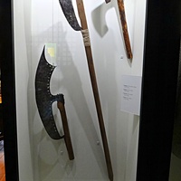 Экспозиция в воротном ярусе Ивановской башни Кремля "Подвиг народного единства". образцы холодного оружия: бердыши, топор и кистень.