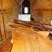 Экспозиция в воротном ярусе Ивановской башни Кремля "Подвиг народного единства". Образцы огнестрельного оружия: пищаль затинная, пищали ручницы с фитильным и колесцовым замками, карабин и пистолет с ударно-кремневыми замками.