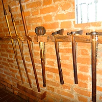 Экспозиция в воротном ярусе Ивановской башни Кремля "Подвиг народного единства". Образцы холодного оружия: сулица, рогатина, копьё, ослоп, топорок, клевец.