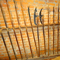 Экспозиция в воротном ярусе Ивановской башни Кремля "Подвиг народного единства". Образцы холодного оружия: копья, рогатины, сулицы, совня, бердыши.