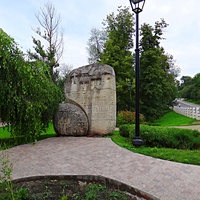 «И поставят на устье Оки-реки град-камень и крепок зело и не одолеют его силы вражеские» — цитата из Лаврентьевской летописи, надпись выгравирована на памятном знаке «Первые нижегородцы», размещённым в Нижегородском кремле возле Ивановской башни.