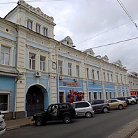 На Рождественской улице: дом 39 1917г. постройки и д.37 (дом Есыревых) 1810г. постройки.