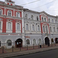 Рождественская ул. 40 (дом И.Н. Соболева постройки 1860–1862 гг. по проекту архит. Н. И. Ужумедского-Грицевича в стиле академической эклектики). В 2001 г. под руководством И. С. Агафоновой здание отреставрировали с возвращением исторического облика.