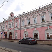 Рождественская ул. 49. Дом купца В. К. Мичурина постройки 1848 — 1849 гг. Автором проекта выступил архитектор Л. В. Фостиков. Здание выполнено в стиле академической эклектики.