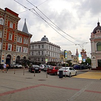 Вид с пл. Маркина на Рождественскую улицу слева направо: Блиновский пассаж, Дом купца И.П. Шувалова - коллежской советницы М.А. Гейнце, гостиница Волга, Усадьба А. И. Костромина - А. Шушляева, справа - доходный дом Блиновых.
