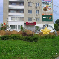 Арт-объект в виде двух лучковых не смыкающихся полуарок и звезды около д.163 по ул. Ленина.