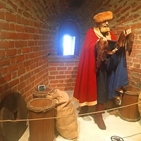 «Град на усть Оки» — двухуровневая экспозиция в Никольской башне Нижегородского кремля. Купец. XIII-XIV вв. Реконструкция выполнена компанией «Музейные технологии», г. Санкт-Петербург.