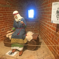 «Град на усть Оки» — двухуровневая экспозиция в Никольской башне Нижегородского кремля. Знатная нижегородка за работой. XIII-XIV вв. Реконструкция выполнена компанией «Музейные технологии», г. Санкт-Петербург.