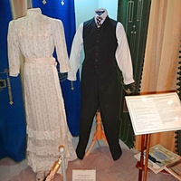 Усадьба Рукавишниковых. Историко-архитектурный музей-заповедник. Костюм м мужской и костюм-парочка женский в обстановке купеческой гостиной.