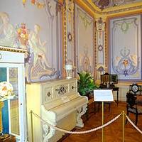 Усадьба Рукавишниковых. Истор.-архитект. музей-заповедник. Большая (Сиреневая) гостиная. Пианино прямострунка А.Н. Francke, Leipzig, сер. XIXв. Послевоенный трофей. Струны были серебряными, их позже заменили, клавиши из слоновой кости сохранились.