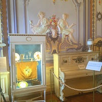 Усадьба Рукавишниковых. Истор.-архитект. музей-заповедник. Большая (Сиреневая) гостиная. Пианино прямострунка А.Н. Francke, Leipzig, сер. XIXв. Послевоенный трофей. Струны были серебряными, их позже заменили, клавиши из слоновой кости сохранились.