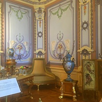 Усадьба Рукавишниковых. Историко-архитектурный музей-заповедник. Большая (Сиреневая или Рокайльная) гостиная с элементами стиля рококо. Рокайль - завиток раковины, главный элемент стиля рококо, характерный для эпохи Людовика XV и маркизы Помпадур.