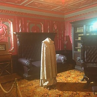 Усадьба Рукавишниковых. Историко-архитектурный музей-заповедник. «Львиная комната» - кабинет Сергея Михайловича Рукавишникова. В кабинете воссозданы и костюмы того времени: мужской сюртук и женское платье.