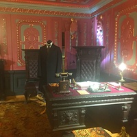 Усадьба Рукавишниковых. Историко-архитектурный музей-заповедник. «Львиная комната» - кабинет Сергея Михайловича Рукавишникова. В кабинете воссозданы и костюмы того времени: мужской сюртук и женское платье.