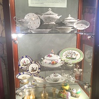 Усадьба Рукавишниковых. Экспозиция стекла и фарфора. Столовые сервизы XVIII в. для каждодн. польз.-я (вседневные из фаянса) и для торжест. обедов - парадные из фарфора. Состав: террины, соусники, салатники, солонки, горчичницы, вазы-ароматницы и  др.