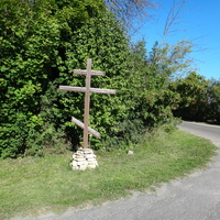 Поклонный крест перед входом на территорию храма Двух Архангелов.