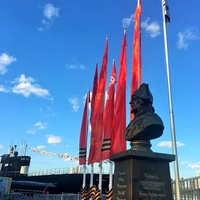 Музей истории ВМФ России - Бюст адмирала Ф. Ф. Ушакова перед музеем