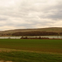 Вид с трассы 07К-020 в направлении Гофицкого пруда (др.название оз.Чёрные Камни), находящегося на восточной окраине села.