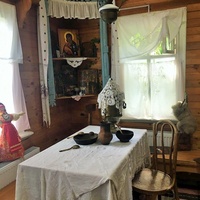 С. Владимирское - В музее <<Китеж>> - Красный угол с иконами и обеденный стол