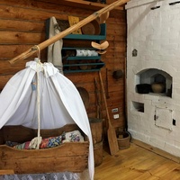 С. Владимирское - В музее <<Китеж>> - Русская печь с утварью и зыбка-колыбель