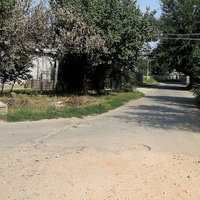 На ул.Садовой у территории детсада №5 (справа за кадром), вид в направлении ул.Свободы. 31.08.2007г.